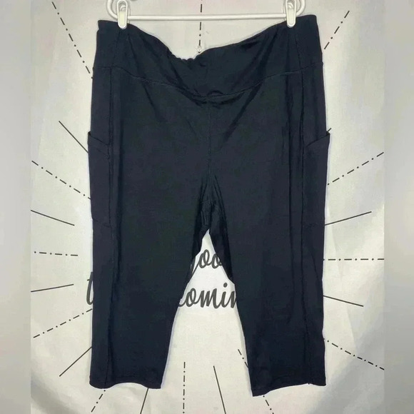 TORRID BLACK PERFORMANCE CORE CROP ACTIVE LEGGING WITH SIDE POCKETS - Picture 2 of 5